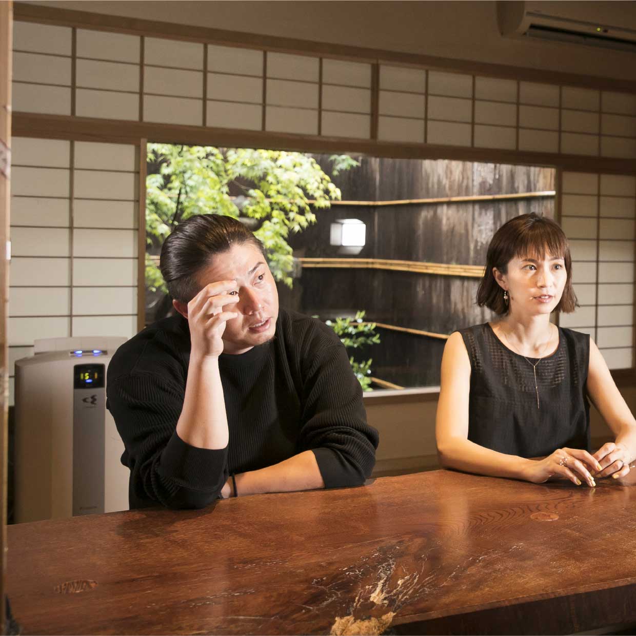 にしぶち飯店で西淵と語る坂口と安田美沙子の画像