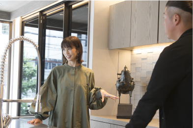 ライフスタジオのキッチンを見る安田美沙子